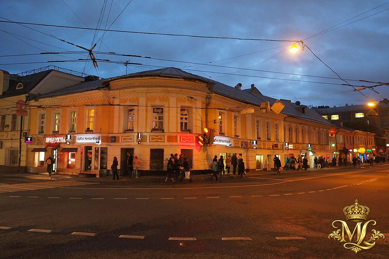 Evening street corner in the Kitay-Gorod bar area
